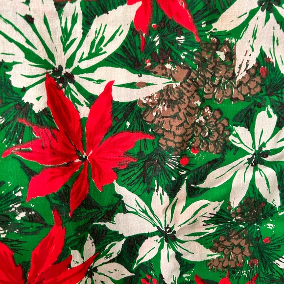 VTG Printed Poinsettia and Pinecone Christmas Table Cloth. Comes with/ 2napkins - Picture 3 of 7